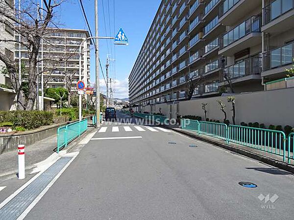 ローレルハイツ茨木総持寺1号棟の西側前面道路