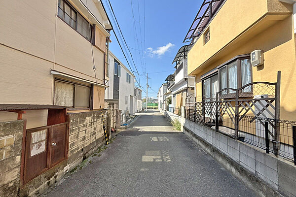 物件の南側前面道路（東側から）［2026年10月10日撮影］