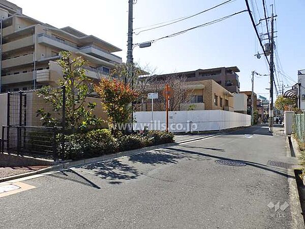敷地北西側の前面道路。周辺は住居や店舗、事務所等が混在しています。ペット飼育可能！お気軽にお問い合わせください！
