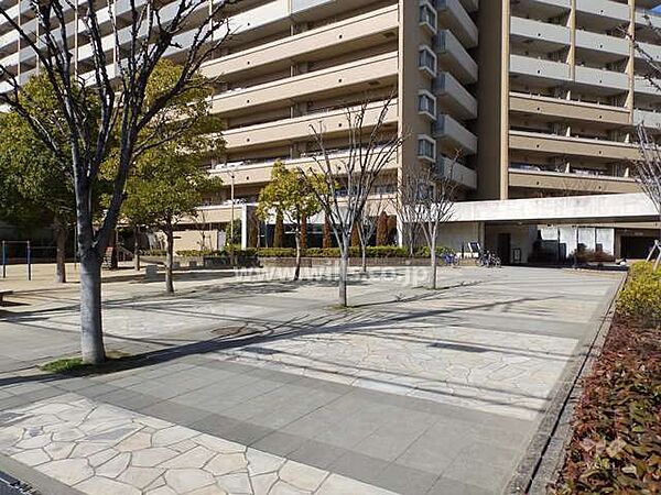 エントランス前の広場。10階部分、角住戸につき採光、通風良好！水回りにも窓あり！収納力豊富で居住スペースをより広く確保できます！バルコニーにはスロップシンク有！