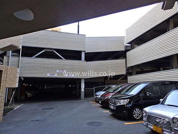 敷地内駐車場（屋外平面式と駐車場棟）平面式駐車場は車の出し入れがスムーズ！最新の空き状況につきましてはお問い合わせください。