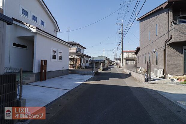 【前面道路】現地完成写真。道幅や駐車など、ご確認ください。