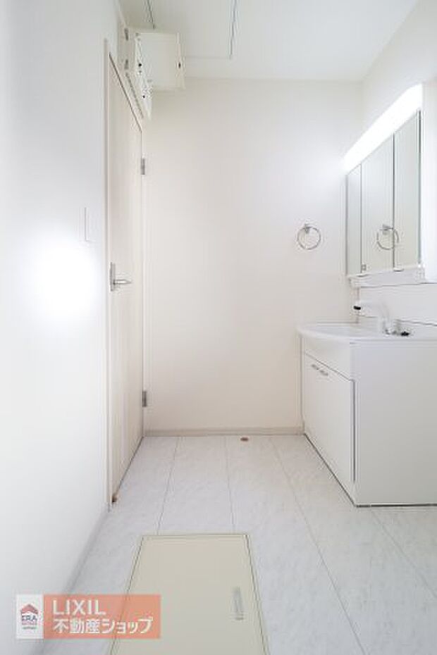 【脱衣所】現地完成写真。洗面脱衣所はゆったりとしたスペースで使いやすいです。