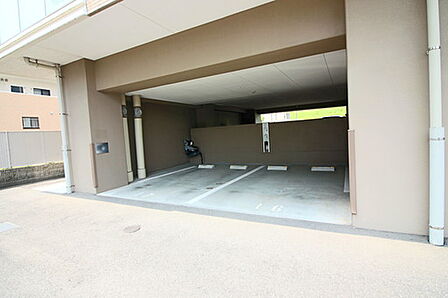 平置き駐車場完備でストレスフリー。