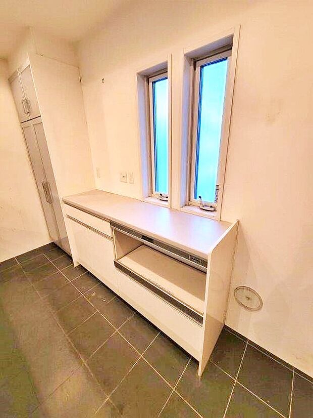 キッチンは後ろにも食器棚と冷蔵庫を置いても十分に広い空間設計となっています。