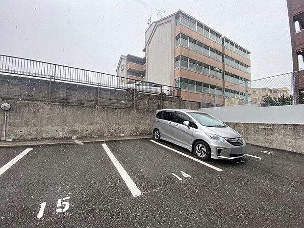 敷地内駐車場あります。