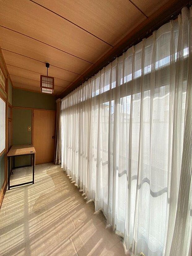 日本の家ならではの縁側。風が通り抜け、暑さを和らげることができます。　