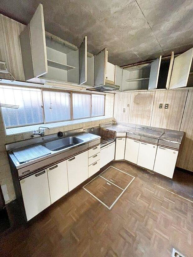 L型キッチンは収納場所を広く取りやすく、料理や片付けなどの家事動線を確保できます。　