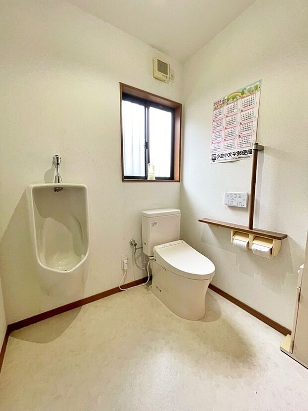洗浄付き便座が魅力的なトイレです。毎日使用する場所だから、換気出来るよう、窓も完備しています。          　