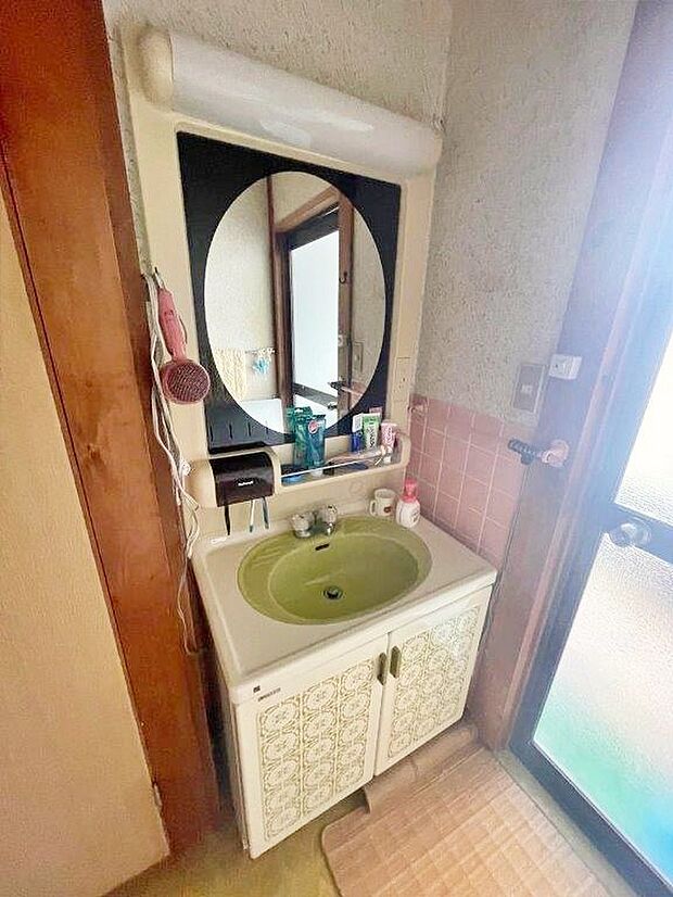 お洒落な丸い鏡付きの洗面台です。