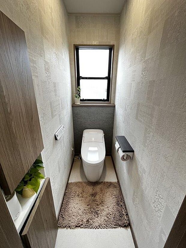 洗浄付き便座が魅力的なトイレです。毎日使用する場所だから、換気出来るよう、窓も完備しています。          　