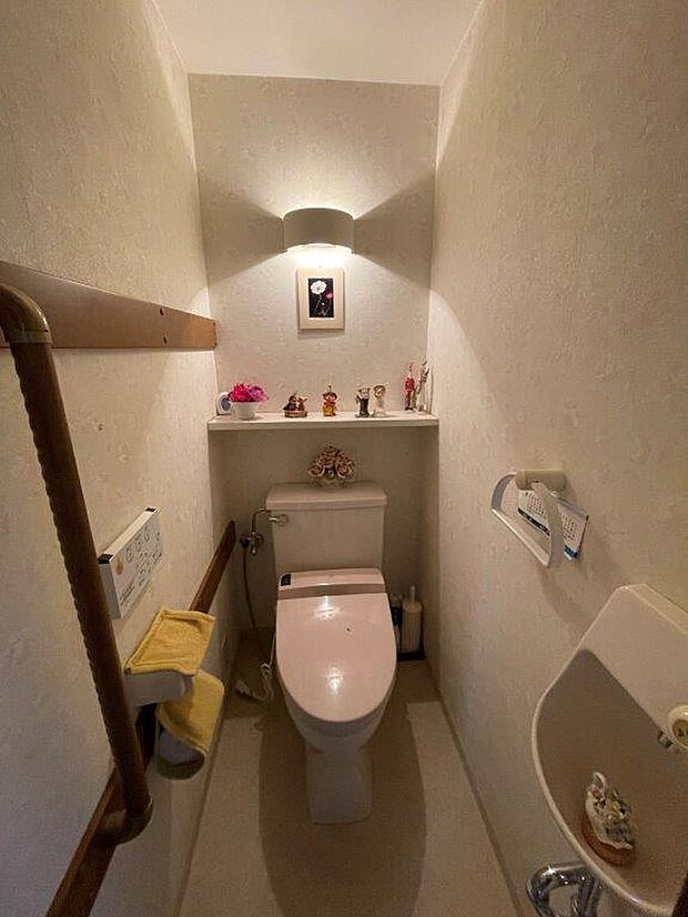 洗浄付き便座が魅力的なトイレです。毎日使用する場所だから、キレイだと気持ちが良いですね。　