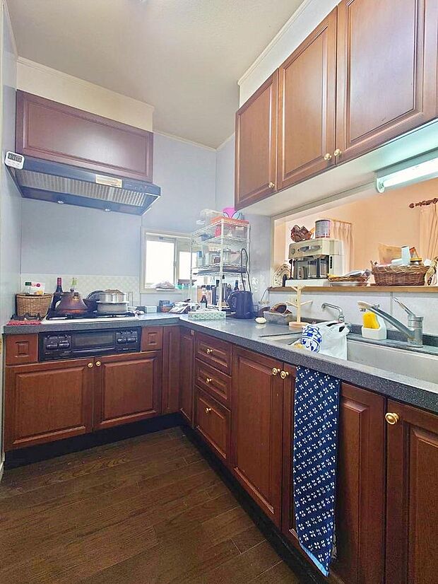 L型キッチンは収納場所を広く取りやすく、料理や片付けなどの家事動線を確保できます。