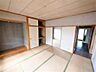 室内：床の間があります。花瓶にお花を生けたり、掛け軸を飾ったりすると和室の良さが引き出せます。