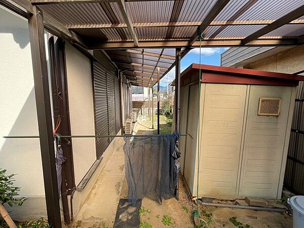 建物あります。(昭和55年7月築、軽量鉄骨造2階建、5DK　105m2)