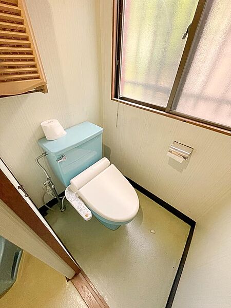温水洗浄便座が嬉しいトイレです。