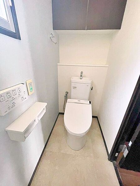 洗浄付き便座が魅力的なトイレです。毎日使用する場所だから、換気出来るよう、窓も完備しています。