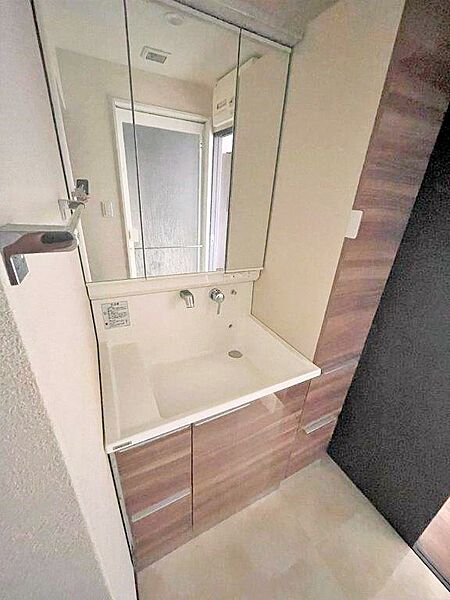 三面鏡の裏側には収納棚を確保。スキンケア用品やヘアケア用品などをすっきり整理できます。