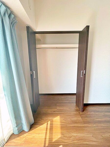クローゼットには洋服や本を収納できるので、お部屋はすっきり広々と使うことができます。