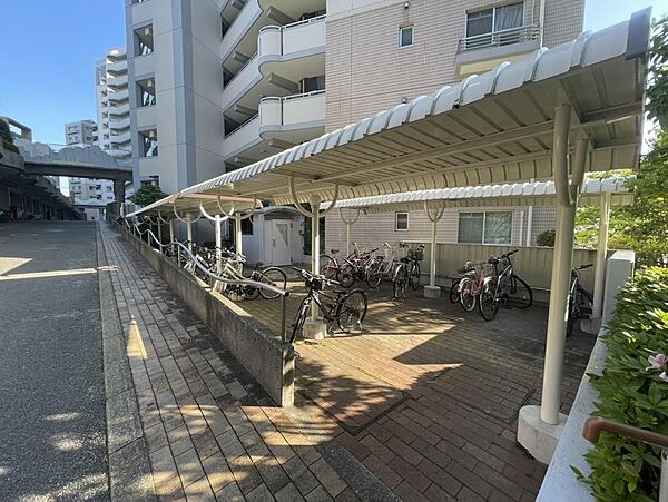 屋根付き駐輪場完備しています。