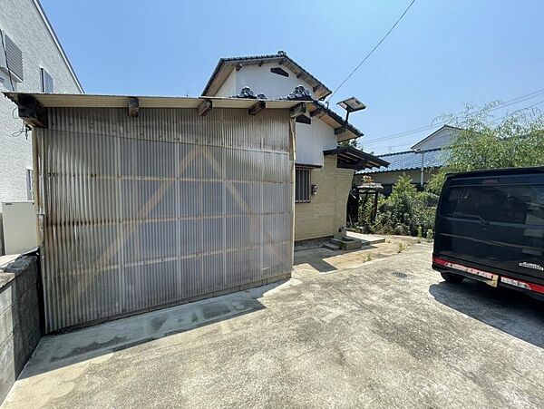 イオン中間店まで徒歩約10分でお買い物にも便利です。