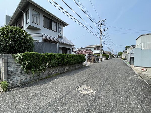 前面道路の幅員は6メートルあります。