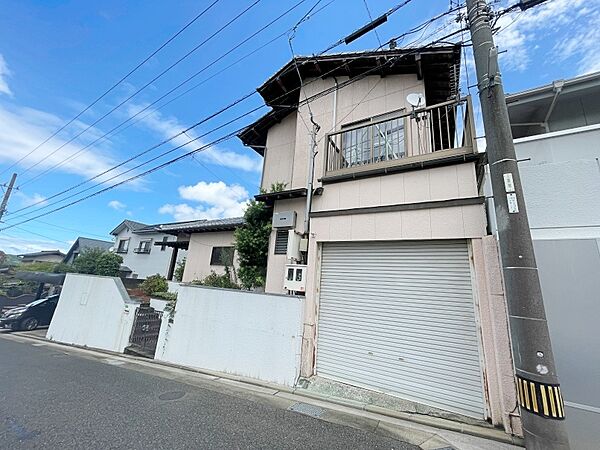 周辺閑静な住宅街です。