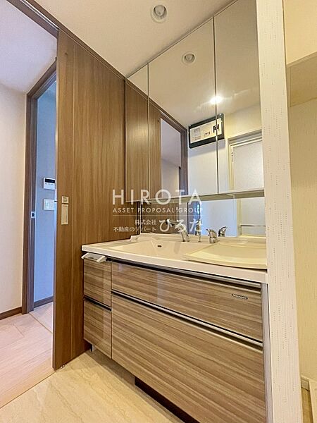 3面鏡付き洗面台　引き出し収納でたっぷり入ります
