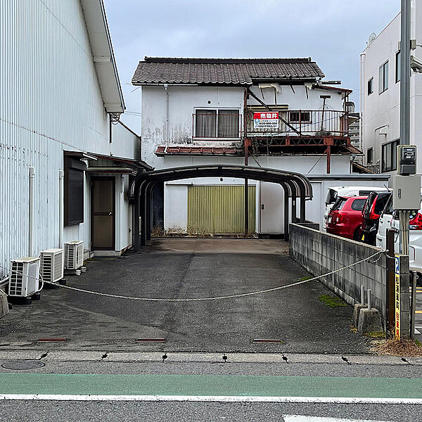 北東側です。