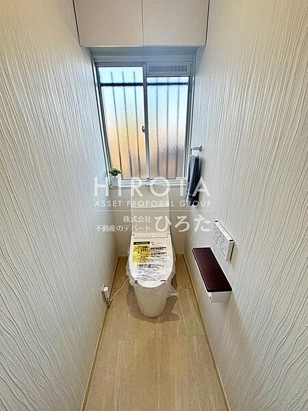 温水洗浄暖房便座が魅力的なトイレです。毎日使用する場所だから、換気出来るよう、窓も完備しています。
