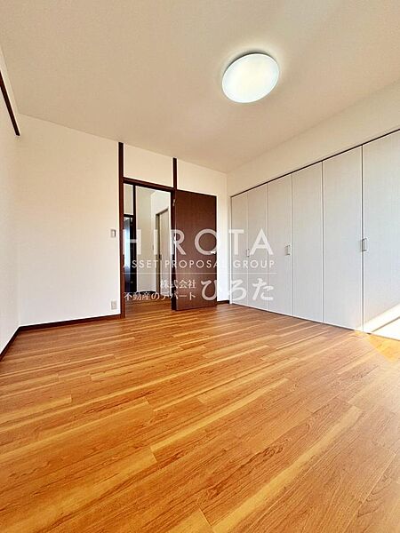 造り付け収納で余分な家具を置かなくて良いので、お部屋がすっきりして広く使えます。