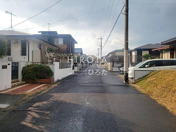 東側道路に面しています。幅員は約6ｍあります。
