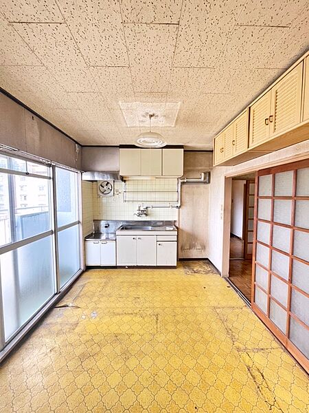 壁付け型のキッチンなので、リビングを広く利用できます。