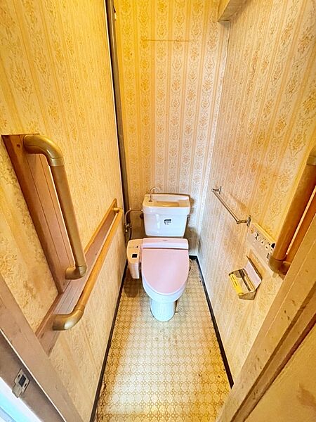 洗浄付き便座が魅力的なトイレです。毎日使用する場所だから、キレイだと気持ちが良いですね。