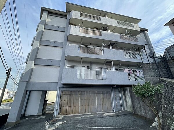 西鉄バス「折戸口団地前停」まで徒歩約1分の立地です。