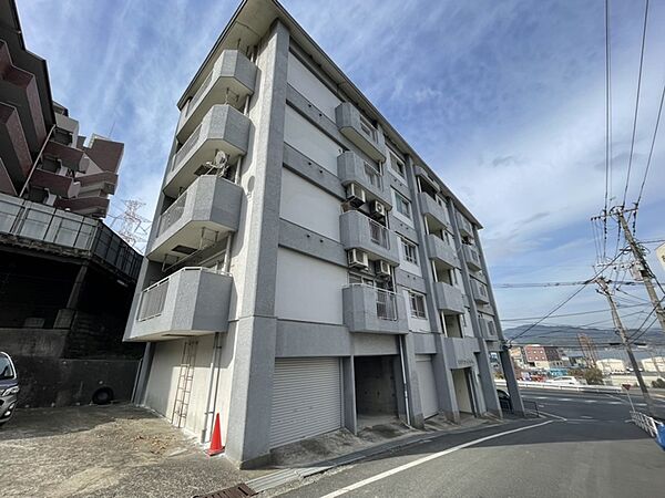 最寄りバス停「折戸口団地前」からJR鹿児島本線「門司港駅」までバスで約15分です。