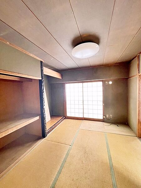 床の間があります。花瓶にお花を生けたり、掛け軸を飾ったりすると和室の良さが引き出せます。