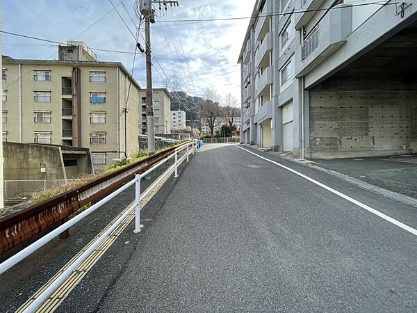 西鉄バス「折戸口団地前停」まで徒歩約1分の立地です。