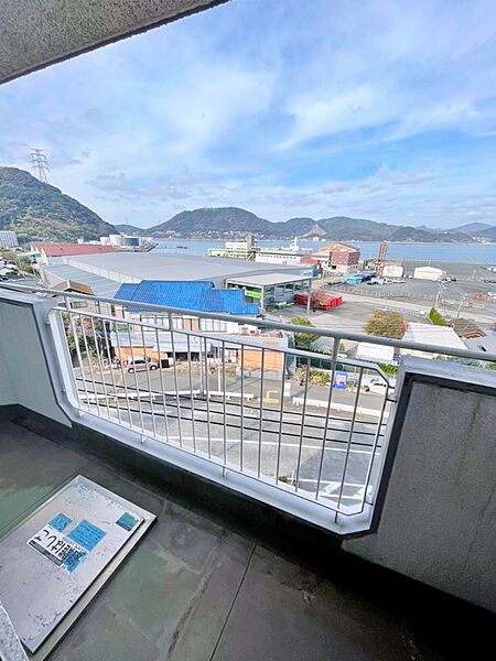 北側バルコニーから関門海峡が望めます。