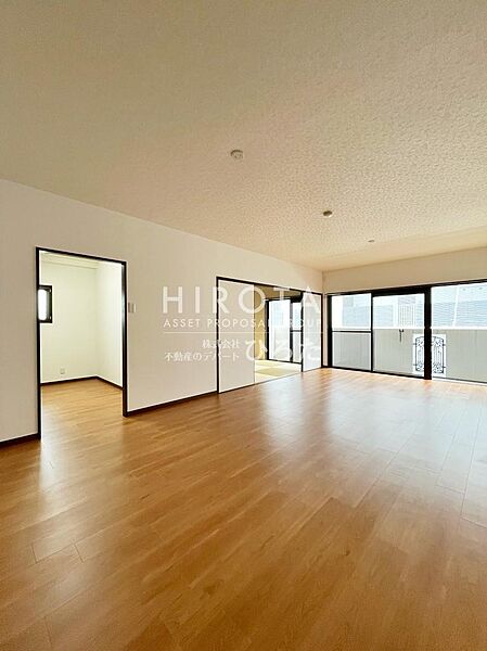 リビングは広々としたバルコニーに面しており、明るく風通しの良いお部屋です。