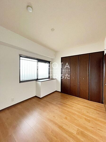 クローゼットには洋服や本を収納できるので、お部屋はすっきり広々と使うことができます。
