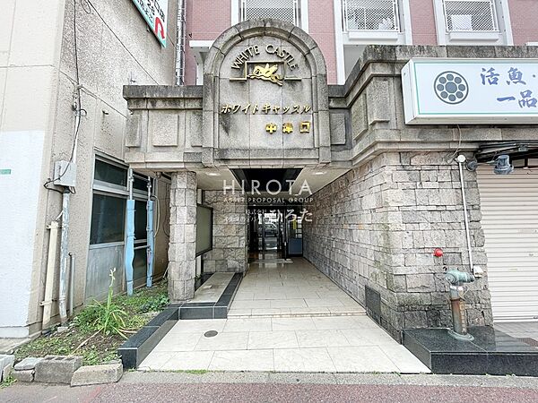 中津口バス停がマンション前にあり交通利便性良好です。