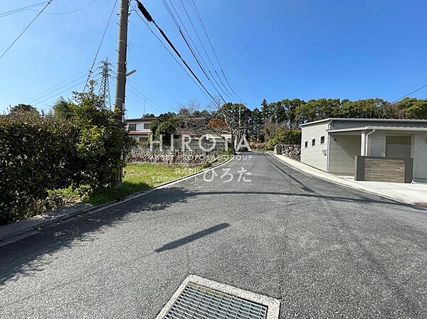 イオンまで車で約5分の距離です。