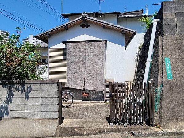 業務スーパー折尾店まで徒歩6分とお買い物に嬉しい立地です。