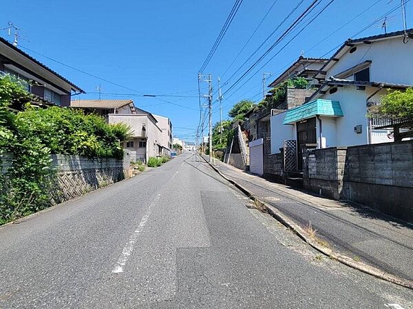 業務スーパー折尾店まで徒歩6分とお買い物に嬉しい立地です。