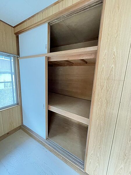 造り付け収納で余分な家具を置かなくて良いので、お部屋がすっきりして広く使えます。