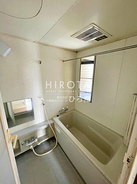 小窓があり換気ができます。湿気はカビのもとになるので防いでおきたいですね。