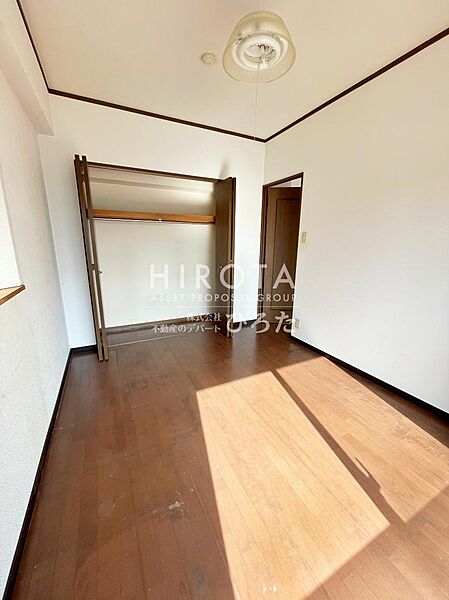 クローゼットには洋服や本を収納できるので、お部屋はすっきり広々と使うことができます。