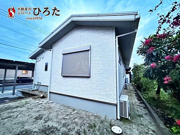 駐車場は太陽光パネル付きカーポートとなっており、屋根付き3台駐車可能です。
