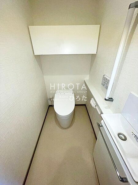 トイレには手すりも付いております。